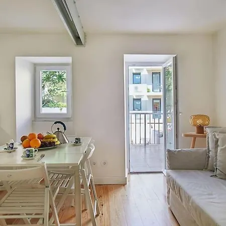 Modern Flat With Large Garden And Terrace Right Next Estrela Park * Lisbona