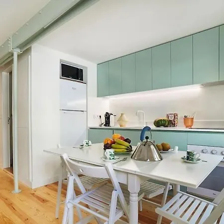 Modern Flat With Large Garden And Terrace Right Next Estrela Park Appartamento Lisbona